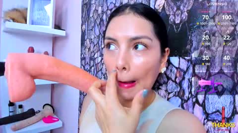 Snapshot of evelinn_belen chatting on 11.06.25 Evelinn belen online show from 11.06.25