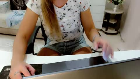 Snapshot of evelove33 chatting on 10.03.25 evelove online show from 10.03.25