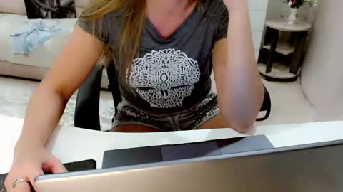 Snapshot of evelove33 chatting on 10.11.25 evelove online show from 10.11.25