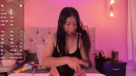 Snapshot of evelyn_flores1 chatting on 10.27.25   online show from 10.27.25