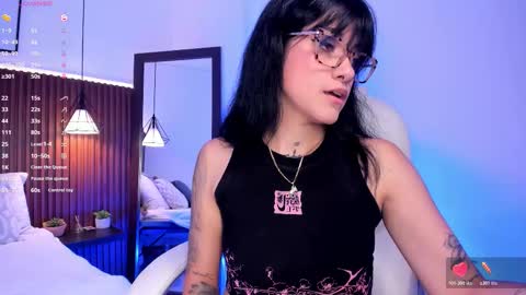 Snapshot of evelyn_samantha chatting on 10.18.25 evelyn online show from 10.18.25