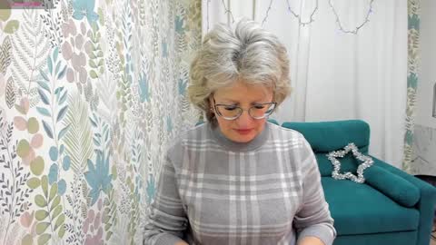 Snapshot of evelynblissful chatting on 01.04.25 Evelyn online show from 01.04.25