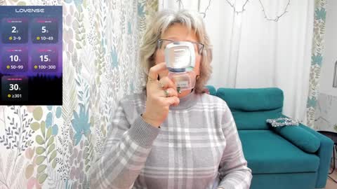 Snapshot of evelynblissful chatting on 01.06.25 Evelyn online show from 01.06.25