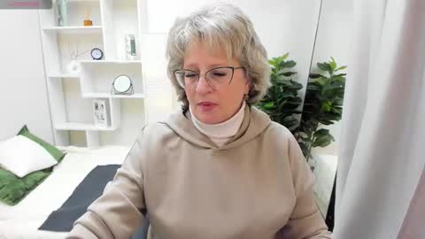 Snapshot of evelynblissful chatting on 09.23.25 Evelyn online show from 09.23.25