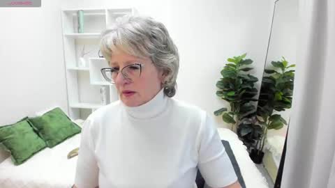 Snapshot of evelynblissful chatting on 10.13.25 Evelyn online show from 10.13.25