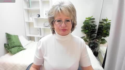 Snapshot of evelynblissful chatting on 10.14.25 Evelyn online show from 10.14.25