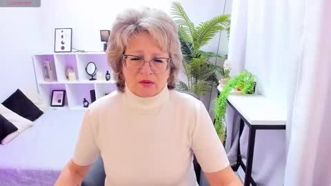 Snapshot of evelynblissful chatting on 11.04.25 Evelyn online show from 11.04.25