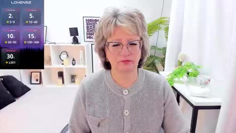 Snapshot of evelynblissful chatting on 11.17.25 Evelyn online show from 11.17.25