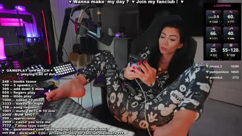 Snapshot of evelyne92 chatting on 12.20.24 Evelyne online show from 12.20.24