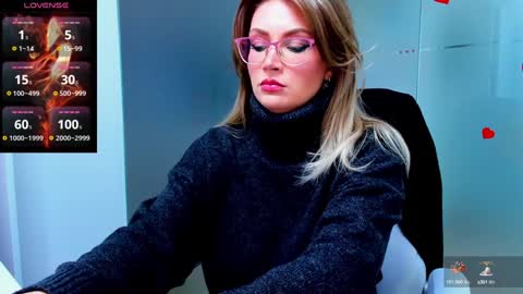 Snapshot of evelyne_rose chatting on 01.11.25 evelyne_rose online show from 01.11.25