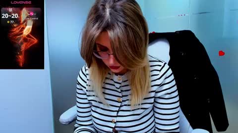 Snapshot of evelyne_rose chatting on 02.26.25 evelyne_rose online show from 02.26.25