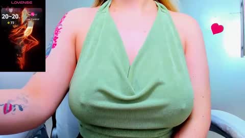 Snapshot of evelyne_rose chatting on 02.28.25 evelyne_rose online show from 02.28.25