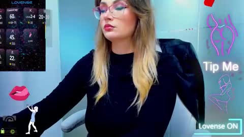 Snapshot of evelyne_rose chatting on 09.22.25 evelyne_rose online show from 09.22.25