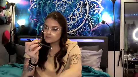 Snapshot of everleighlux chatting on 12.06.24 Aly online show from 12.06.24