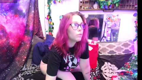 Snapshot of everlyester chatting on 12.16.24 Evie online show from 12.16.24