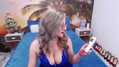 Snapshot of eviajoness chatting on 12.16.24 Evia online show from 12.16.24