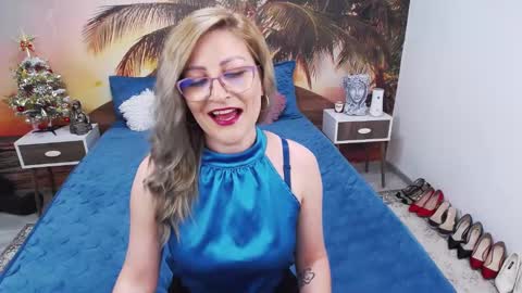 Snapshot of eviajoness chatting on 12.28.24 Evia online show from 12.28.24