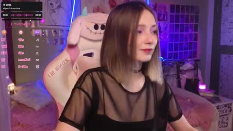 Snapshot of evie_rosen chatting on 12.01.25 Evie online show from 12.01.25