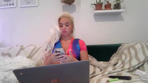 Snapshot of evillers1 chatting on 05.04.26 Badblondebunny online show from 05.04.26