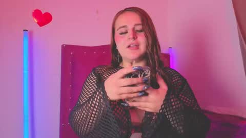 Snapshot of evy_orange1 chatting on 10.08.25 EVY online show from 10.08.25