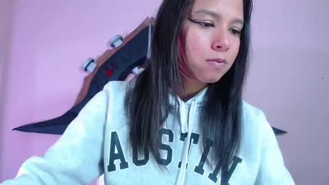 Snapshot of evybubbles_ chatting on 10.26.25 Im Evy online show from 10.26.25