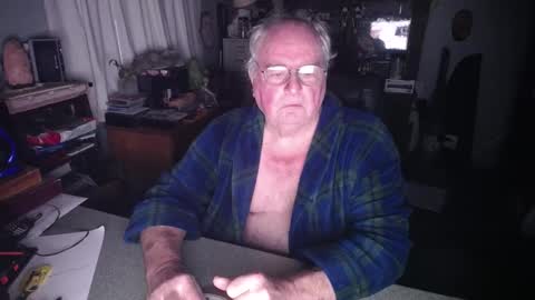 Snapshot of exceos chatting on 12.04.24 EXCEOS online show from 12.04.24