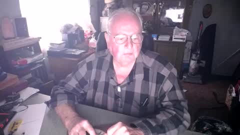 Snapshot of exceos chatting on 01.01.25 EXCEOS online show from 01.01.25