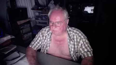 Snapshot of exceos chatting on 10.26.25 EXCEOS online show from 10.26.25