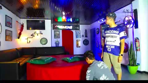 extrangers online show from 11.30.25