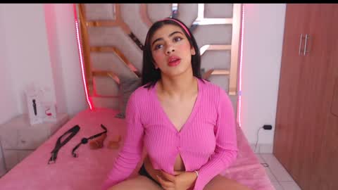 Snapshot of eylin_sofia chatting on 01.28.25 eylin_sofia online show from 01.28.25