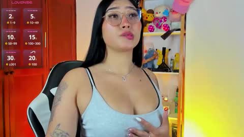 Snapshot of eymy_hadid_ chatting on 09.21.25 Emily online show from 09.21.25