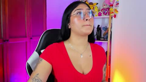 Snapshot of eymy_hadid_ chatting on 10.28.25 Emily online show from 10.28.25