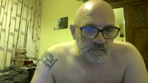 Snapshot of f1zzeek chatting on 06.19.26 f1zzeek online show from 06.19.26