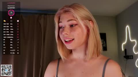 Snapshot of falinegelling chatting on 09.10.25 Emilia online show from 09.10.25