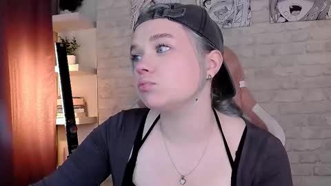 Snapshot of fancybella chatting on 10.10.25 Bella online show from 10.10.25