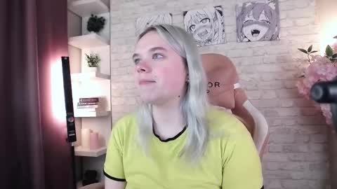 Snapshot of fancybella chatting on 11.11.25 Bella online show from 11.11.25