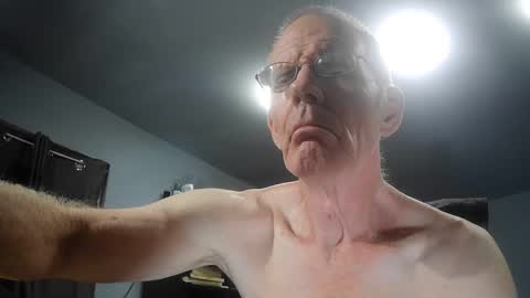 Snapshot of fantasyresort chatting on 10.15.25 fantasyresort online show from 10.15.25