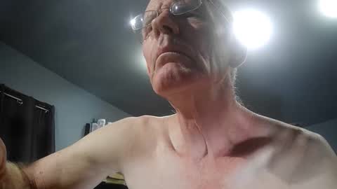 Snapshot of fantasyresort chatting on 10.21.25 fantasyresort online show from 10.21.25