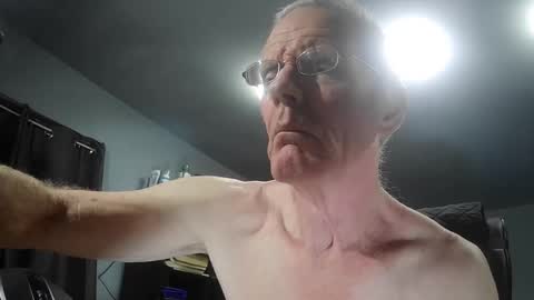 Snapshot of fantasyresort chatting on 11.17.25 fantasyresort online show from 11.17.25