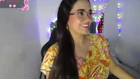 Snapshot of farah_samira chatting on 06.26.26 farah online show from 06.26.26