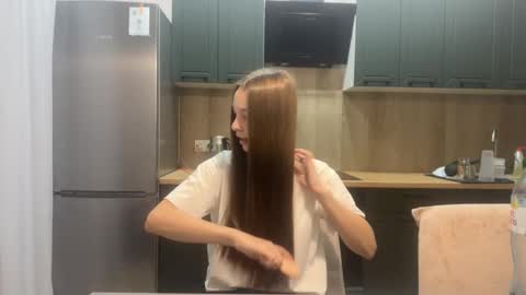 Snapshot of farahmantifel chatting on 10.12.25 Anna Scovich online show from 10.12.25