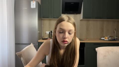 Snapshot of farahmantifel chatting on 10.14.25 Anna Scovich online show from 10.14.25