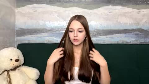 Snapshot of farahmantifel chatting on 10.27.25 Anna Scovich online show from 10.27.25