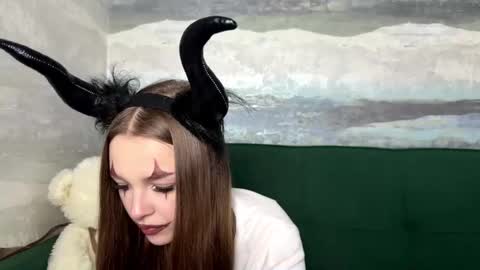 Snapshot of farahmantifel chatting on 10.31.25 Anna Scovich online show from 10.31.25