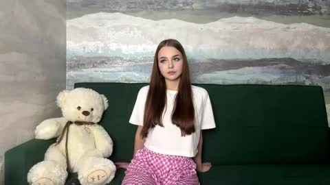 Snapshot of farahmantifel chatting on 11.10.25 Anna Scovich online show from 11.10.25