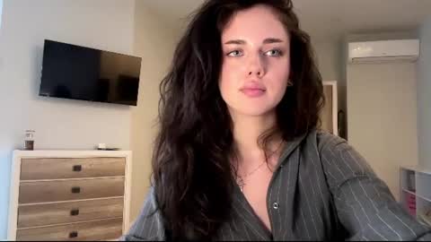 Snapshot of farrahburde chatting on 06.27.26 Mia online show from 06.27.26