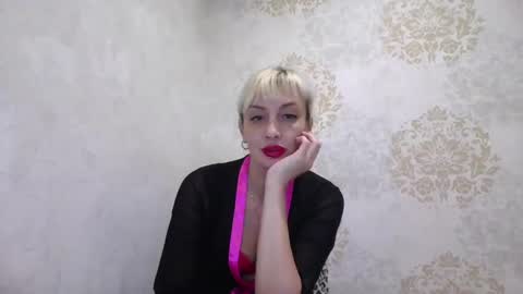 Snapshot of favorite_angel chatting on 12.10.24 favorite_angel online show from 12.10.24