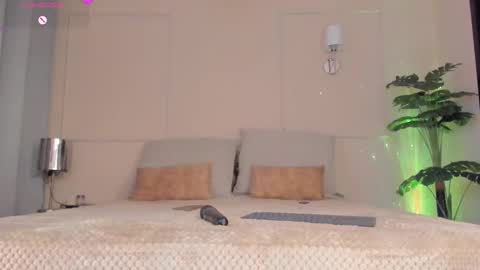 Snapshot of fay_miller2 chatting on 10.02.25 welcome to my world online show from 10.02.25