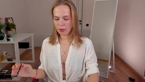 Snapshot of feel_our_vibe chatting on 10.05.25 Daniela online show from 10.05.25