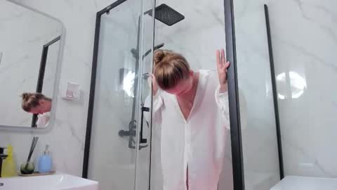 Snapshot of feel_our_vibe chatting on 10.28.25 Daniela online show from 10.28.25